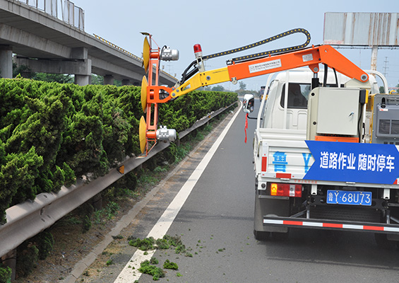 车载式绿篱修剪机要仔细查看机体各部